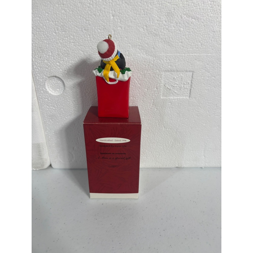 Hallmark Keepsake Ornament A Mom is a Special Gift 1996 Penguin Gift Box - Picture 3 of 5